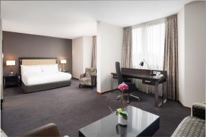 Postel nebo postele na pokoji v ubytování DoubleTree by Hilton Luxembourg