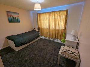 Kleines Zimmer mit einem Bett und einem Fenster in der Unterkunft Rooms close to City Centre in Beeston Hill