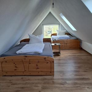 2 Betten in einem Zimmer mit Dachgeschoss in der Unterkunft Dümmerliebe mit Garten, 10 Min. fussläufig zum See in Hüde