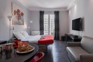 Televízia a/alebo spoločenská miestnosť v ubytovaní Palais Miramar - Suite & B31 - Croisette Emplacement Unique - 20M Plage - WIFI - Clim