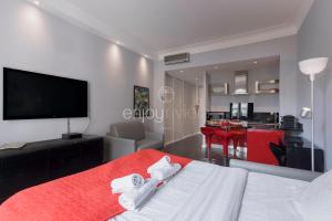 Televízia a/alebo spoločenská miestnosť v ubytovaní Palais Miramar - Suite & B31 - Croisette Emplacement Unique - 20M Plage - WIFI - Clim