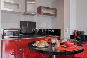 Kuchyňa alebo kuchynka v ubytovaní Palais Miramar - Suite & B31 - Croisette Emplacement Unique - 20M Plage - WIFI - Clim