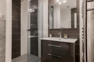 Kúpeľňa v ubytovaní Palais Miramar - Suite & B31 - Croisette Emplacement Unique - 20M Plage - WIFI - Clim
