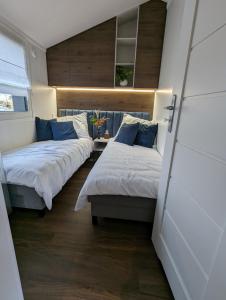 duas camas num pequeno quarto sem ermottermott em LandZeit - get your tiny moments em Sohren