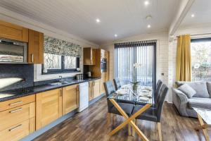 Gallery image of Roydon Marina - Lodge 9 - Hot Tub - Pet Friendly in Roydon +8 photos