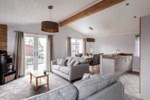 sala de estar con 2 sofás y cocina en Roydon Marina - Lodge 9 - Hot Tub - Pet Friendly en Roydon