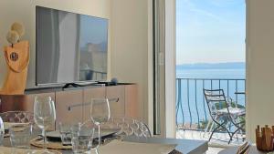 a table with wine glasses and a view of the ocean at Grand Hotel - Appartement in Sainte-Maxime