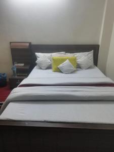 Un pat sau paturi într-o cameră la Sharjah Family hotel