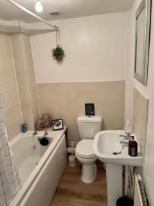 uma casa de banho com um WC, uma banheira e um lavatório. em Chapel Court - Worcester City Centre - Free Parking Available - Entire Apartment - Self Check-In - Outside Space - Free WI-FI em Worcester