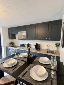 Dapur atau dapur kecil di Chapel Court - Worcester City Centre - Free Parking Available - Entire Apartment - Self Check-In - Outside Space - Free WI-FI