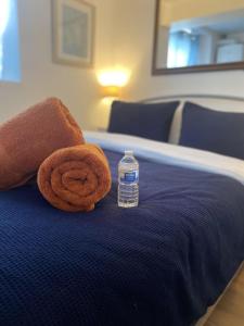 a bottle of water sitting on top of a bed at Chapel Court - Worcester City Centre - Free Parking Available - Entire Apartment - Self Check-In - Outside Space - Free WI-FI in Worcester