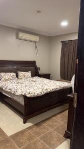 1 dormitorio con 1 cama y aire acondicionado en فيلا العزيزيه - الخبر, en Mīnāʼ al ‘Azīzīyah