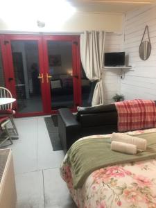 uma sala de estar com uma cama e um sofá em Bob’s Cabin em Galway