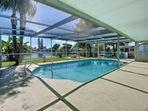 Bassein majutusasutuses Lakefront Paradise with Private Pool või selle lähedal
