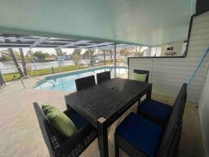 Bassein majutusasutuses Lakefront Paradise with Private Pool või selle lähedal