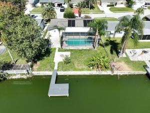 Bassein majutusasutuses Lakefront Paradise with Private Pool või selle lähedal
