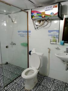 La salle de bains est pourvue de toilettes et d'un lavabo. dans l'établissement Linh Homestay and motorbikes rent, à Ha Giang