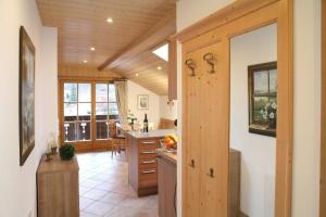 - une cuisine avec un plafond en bois et un comptoir dans l'établissement Appartement in Farchant, à Farchant