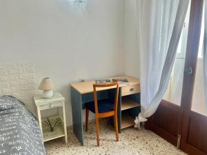 escritorio con silla junto a la cama en Habitacion LUMINOSA en Palma para una sola persona en casa familiar, en Palma de Mallorca