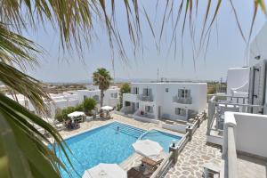 Vom Balkon einer Villa genießen Sie Poolblick. in der Unterkunft Summer Shades Hotel - ex Arkoulis in Naoussa
