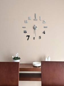 un reloj en una pared blanca en una habitación en Casa Bon ya está lista, propiedad completa en Nueva Galicia Residencial Zona sur de la Ciudad de Guadalajara, jalisco México, en Guadalajara