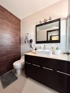 Ванна кімната в Casa Bon es una propiedad completa al sur de la ciudad que te ofrece modernidad, espacio, tranquilidad, cuenta con 4 recamaras 3 baños completos y 2 cajones de estacionamiento privados