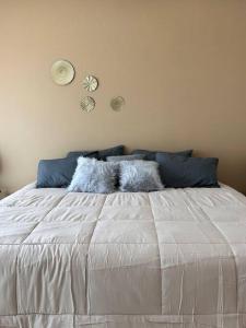 a bed with two pillows on it in a bedroom at Casa Bon ya está lista, propiedad completa en Nueva Galicia Residencial Zona sur de la Ciudad de Guadalajara, jalisco México in Guadalajara