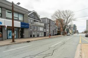 uma rua vazia numa cidade com edifícios em Spacious Downtown Loft #1 with AC em Halifax