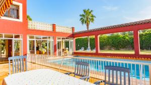 una casa con piscina con tavolo e sedie di Myflats Villa Albufereta Hideaway ad Alicante