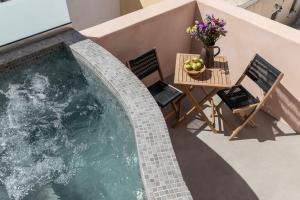 Bazén v ubytování Frescoes Luxury Suites By KB Hospitality nebo v jeho okolí