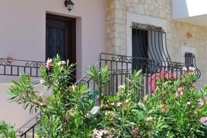 Vonkajšia záhrada v ubytovaní Olive Coast Suites