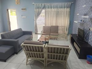 Χώρος καθιστικού στο Happy homestay sitiawan
