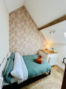 a bedroom with a bed and a desk at The Mews - Worcester City - Entire House - Gated - Self Check In - Free WIFI - 2 Doubles - Sleeps 6 - Cricket Club & Racecourse Close in Worcester