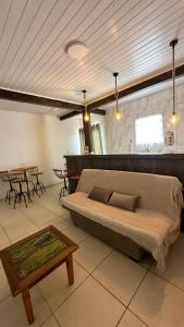 una camera da letto con un letto, un tavolo e delle sedie di Residência Saquarema a Saquarema