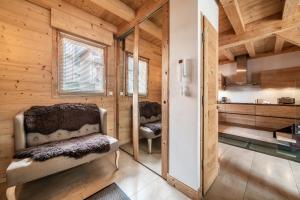 un salon avec des murs en bois et du parquet dans l'établissement Chalet Inari Chamonix - by EMERALD STAY, à Chamonix-Mont-Blanc