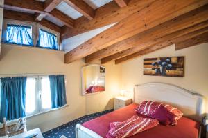 Llit o llits en una habitació de Borgo dei Poeti Romantik Hotel