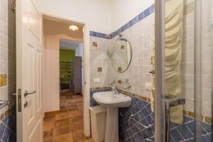 uma casa de banho com um lavatório e um espelho em Casa del Glicine em Marina di Ragusa
