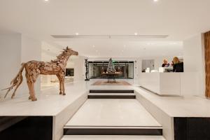 a room with a statue of a giraffe on the floor at Amaronda Resort & Spa Eretria in Eretria