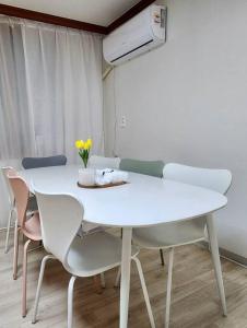 een witte tafel en stoelen in een kamer bij Near Aju Uni Hospital, Everland, Starfield, etc in Suwon