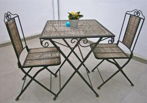 サンタクルス・デ・テネリフェにあるapartamentos yadoの鉢植えのテーブルと椅子2脚