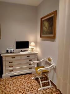 een stoel in een kamer met een bureau en een computer bij SERENDIPITY B&b in Fabriano