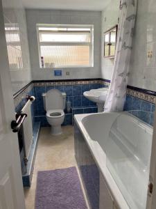 a bathroom with a tub and a toilet and a sink at Spacious - 3 double beds - Wi-Fi - Central Northwood - Free Parking in Northwood