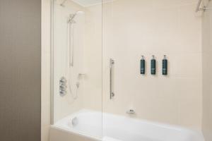 Koupelna v ubytování DoubleTree by Hilton Luxembourg