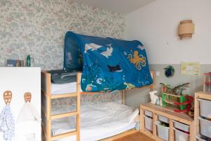 ein Schlafzimmer mit einem Etagenbett mit einer Haidecke in der Unterkunft Beautiful family home in Boulogne-Billancourt in Boulogne-Billancourt