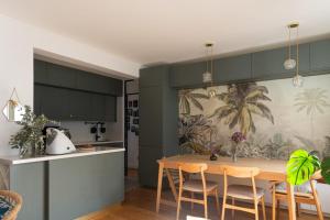eine Küche und ein Esszimmer mit einem Tisch und Stühlen in der Unterkunft Beautiful family home in Boulogne-Billancourt in Boulogne-Billancourt