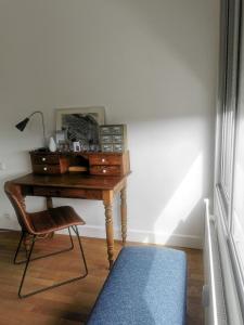 - un bureau avec une lampe et une chaise dans la chambre dans l'établissement CENTRE-CATHEDRALE-CORDELIERS avec garage, à Reims