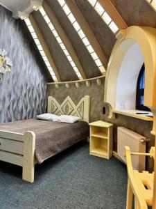 ein Schlafzimmer mit einem Bett und einem Dachfenster in der Unterkunft Hotel Veles in Zolotonosha