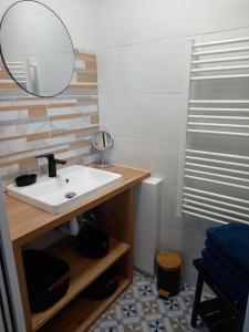 un baño con lavabo y espejo en Maison 100m de la plage les pieds dans l'eau, en Surtainville 14 fotos más