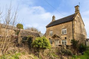 LeafieldにあるThe Gamekeeper's Cottage - Stunning 2 Bed!の畑中の古石造家