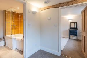 bagno con doccia e porta in vetro di The Gamekeeper's Cottage - Stunning 2 Bed! a Leafield